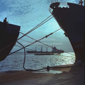 Cargo entre proue et poupe de navires