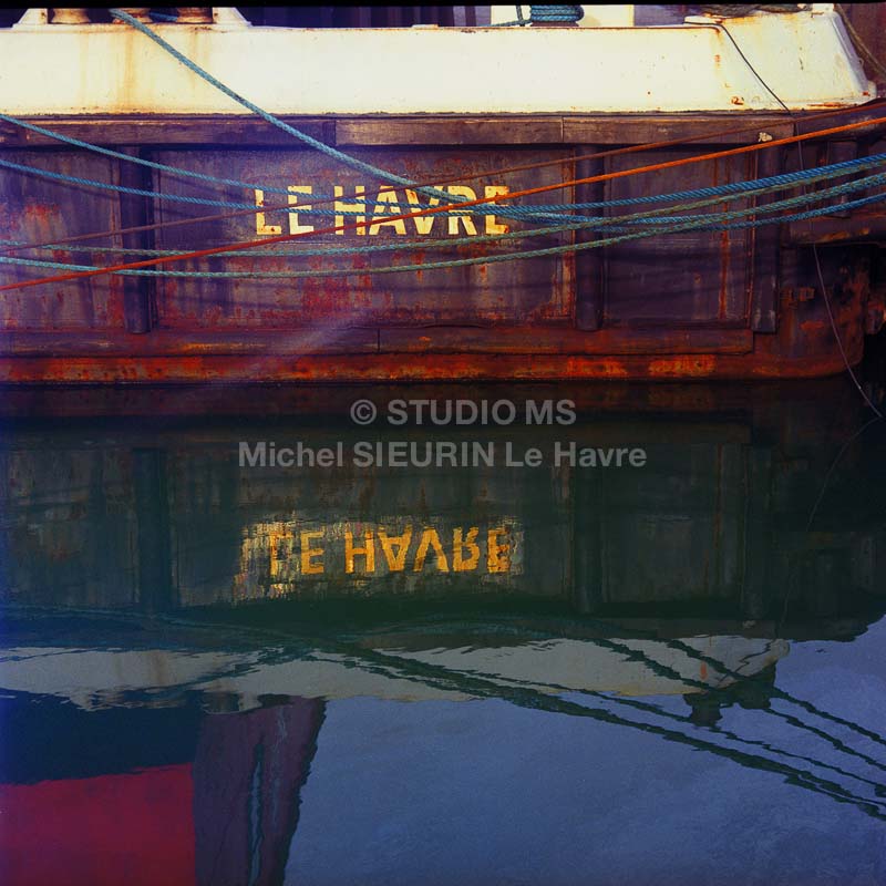 Reflets du mot "Le Havre" et amarres